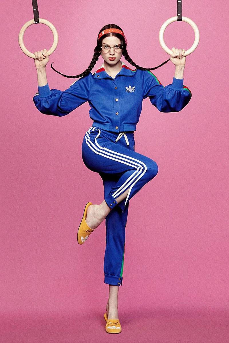 El track suit pant se renueva con una cropped jacket de mangas puffed 