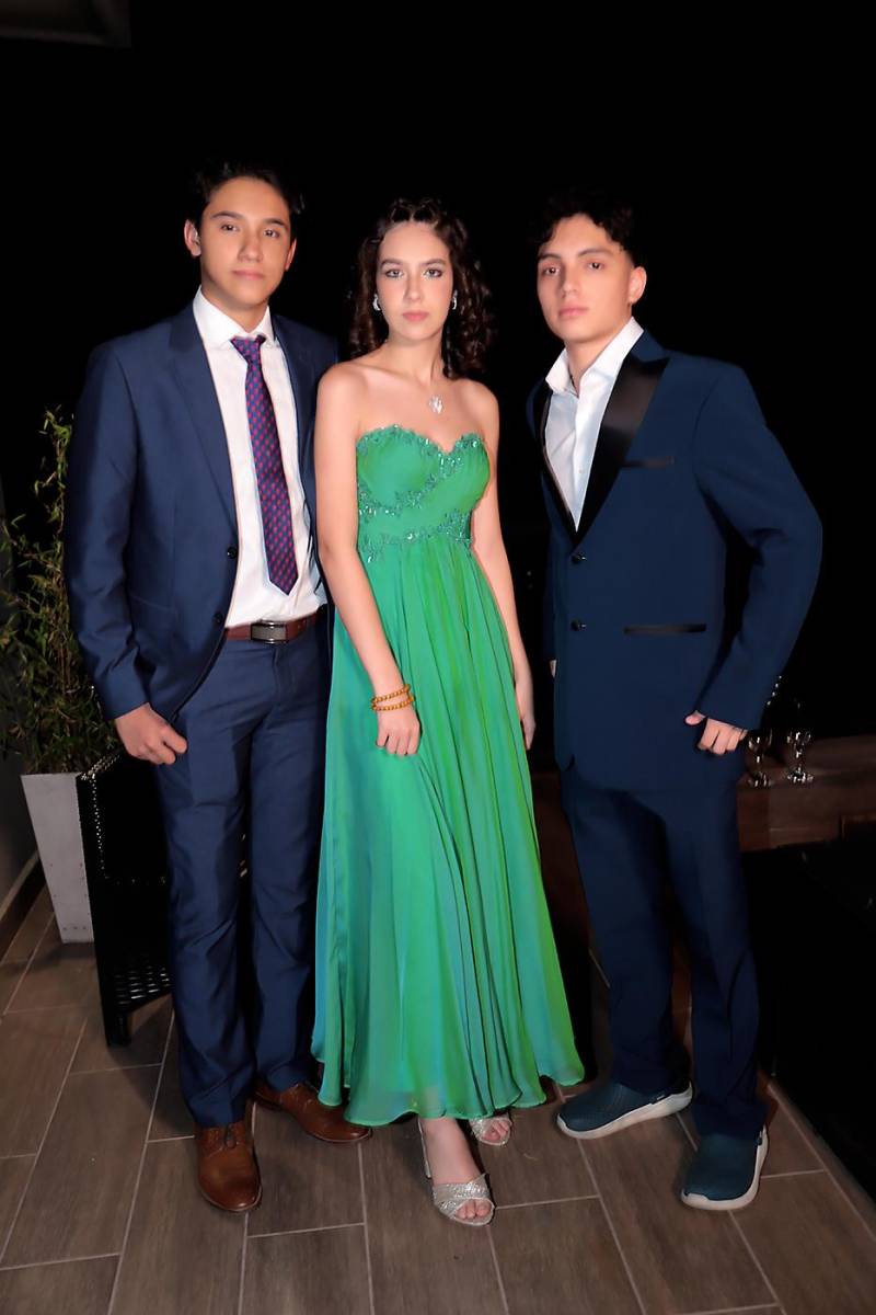 Sebastián Cáceres, Isabella Kluggman y Christian Midence.