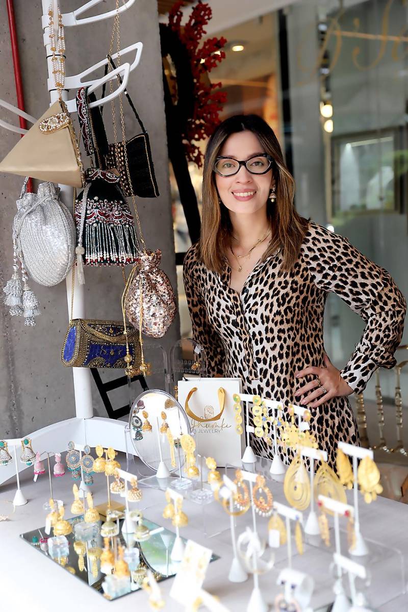 Isis López, apasionada de la moda, la joyería y la cultura de India en el stand de su marca Jhumky Jewelry