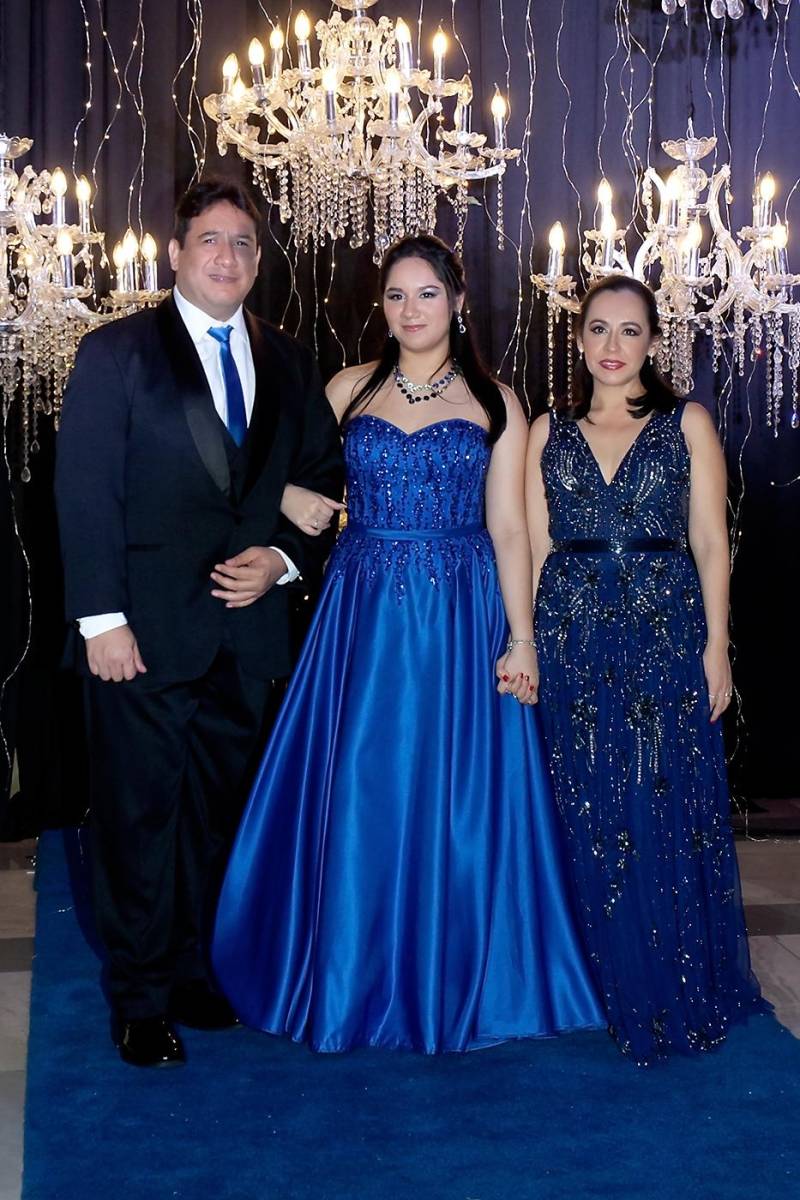 Gerardo Alvarado y Francis Ruiz con su hija Victoria Alejandra.