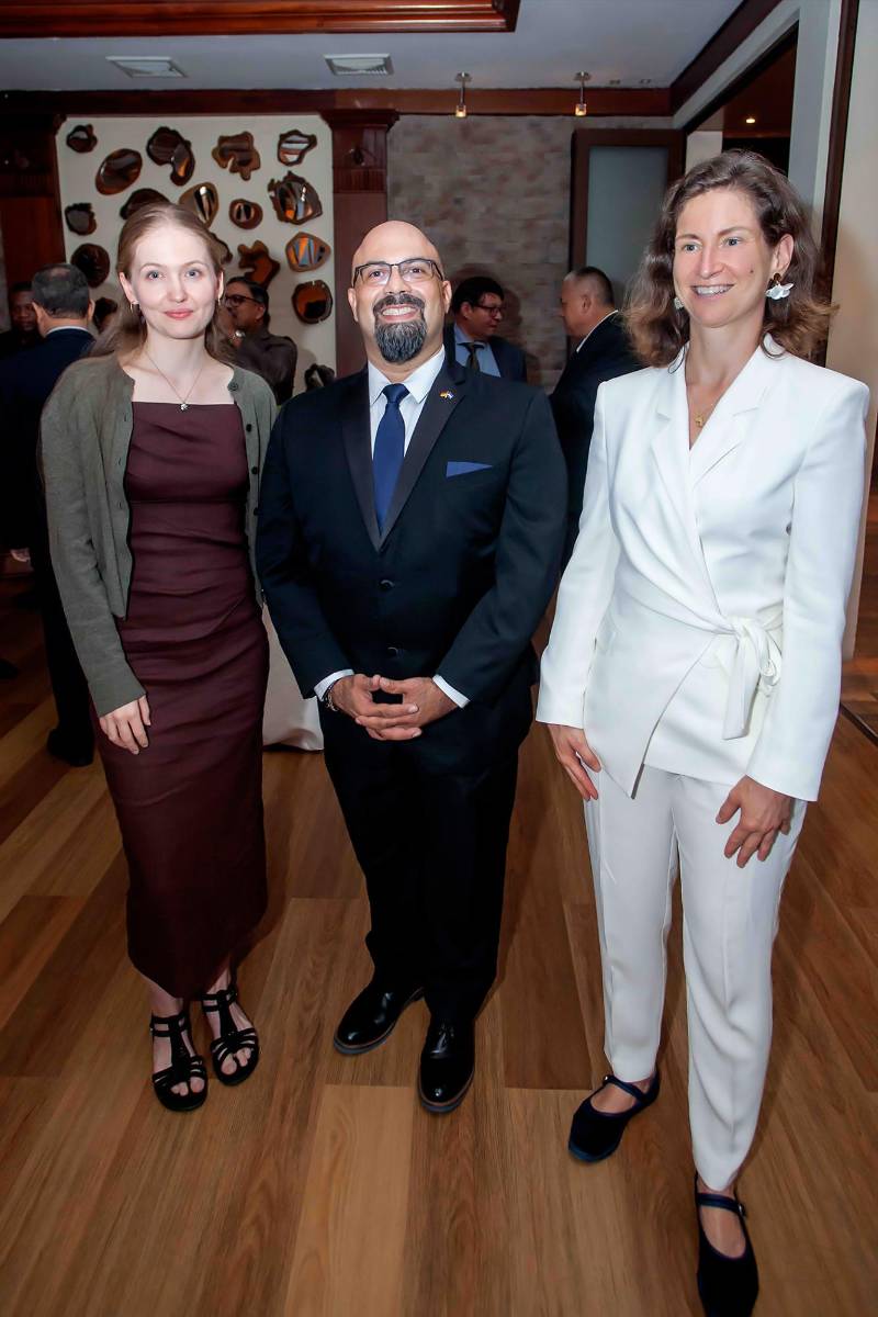 Stefanie Hanf, Dieter Fertsch, y Daniela Vogl, embajadora de Alemania en Honduras