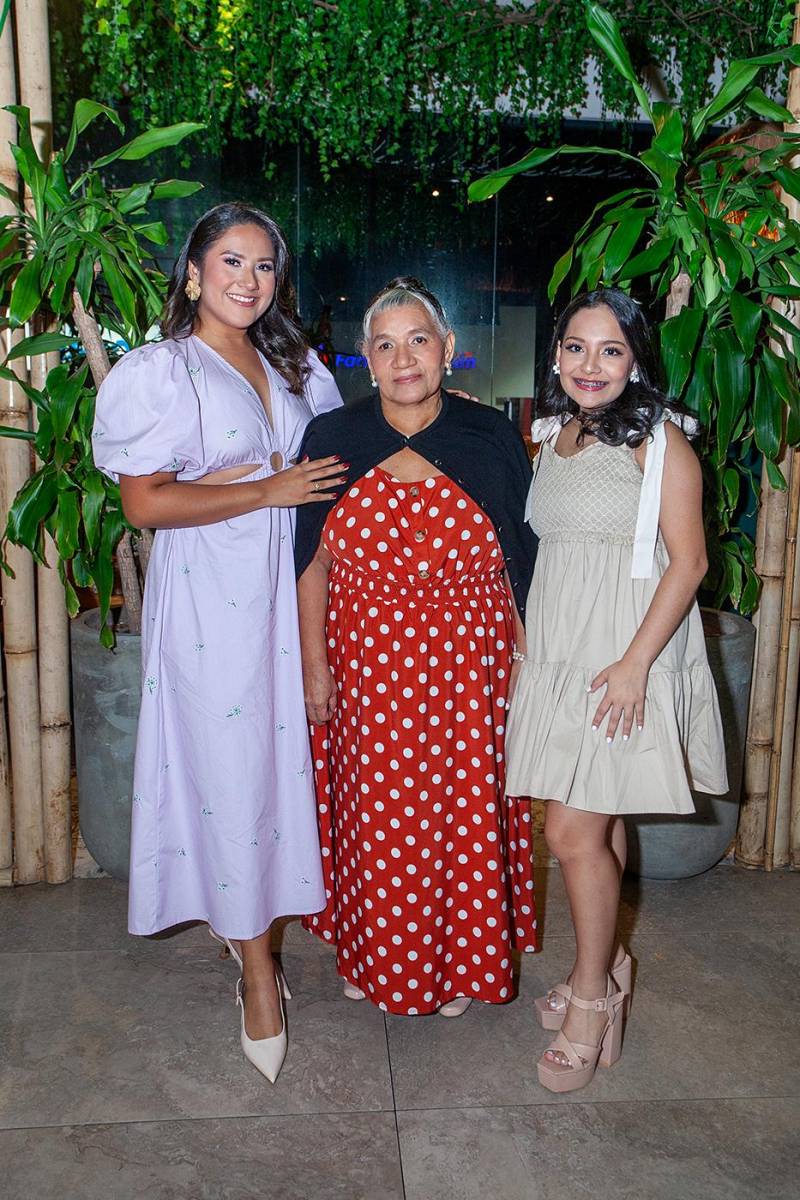 Satia Delgado, Eva Montiel y Mía Delgado.