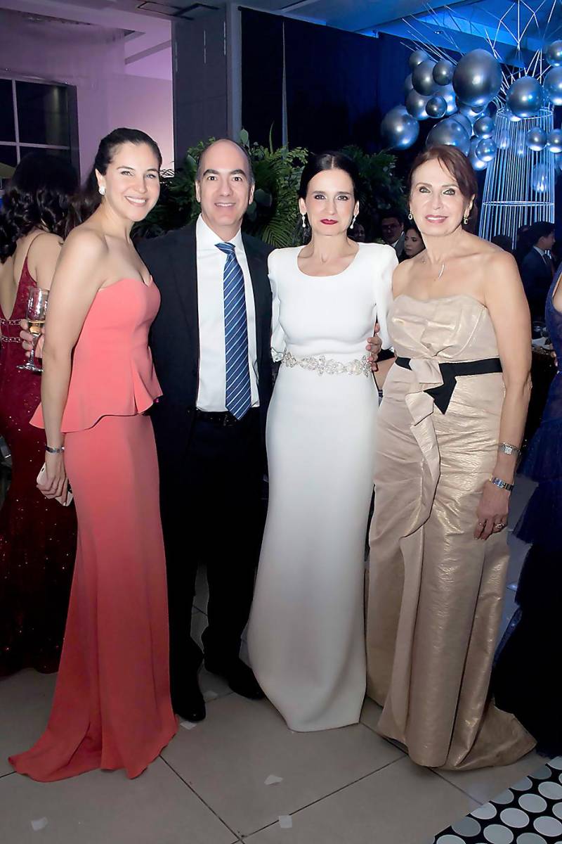 Lizzethe Jaar, Emin Jorge y Jessica de Abufele con Gladys Mena de Jaar.