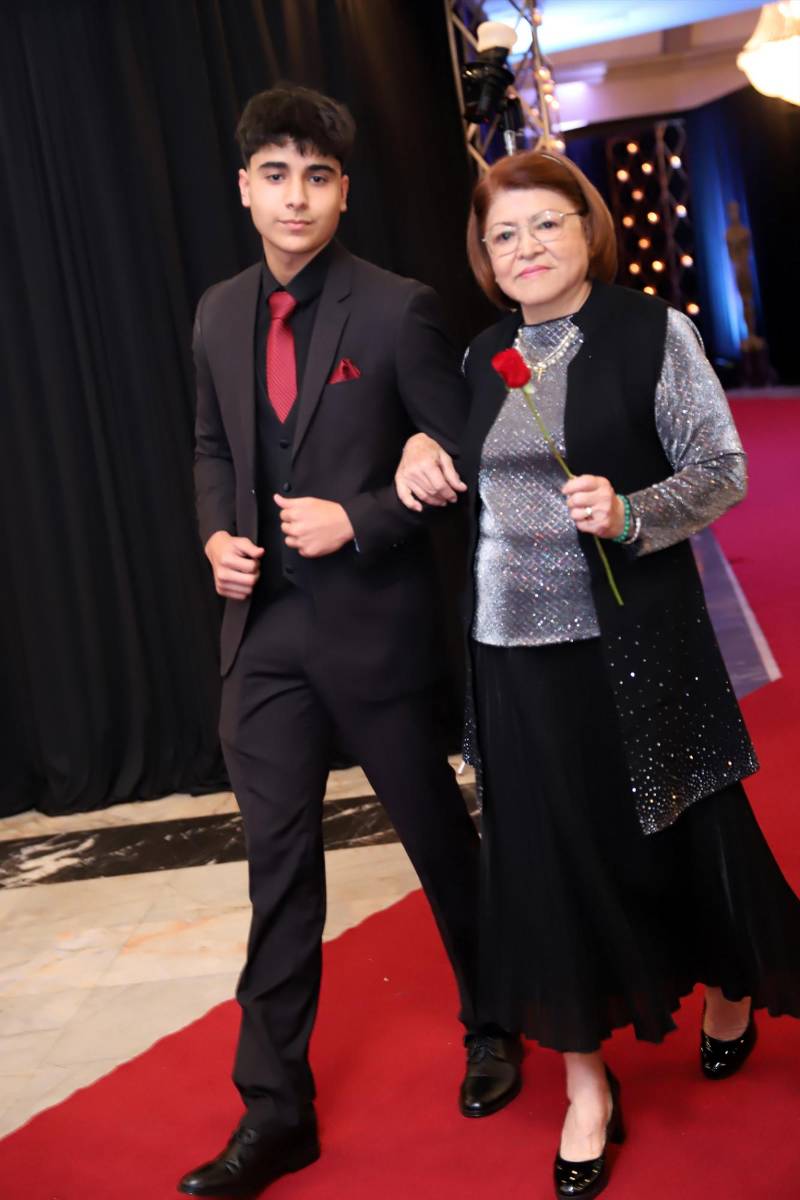 Desfile padres e hijos de la prom 2025 del Instituto San José del Carmen