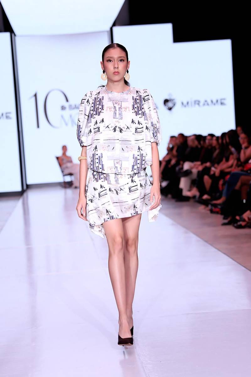 El estilo oversize se impone, envolviendo la figura de manera sutil, cómoda y versátil