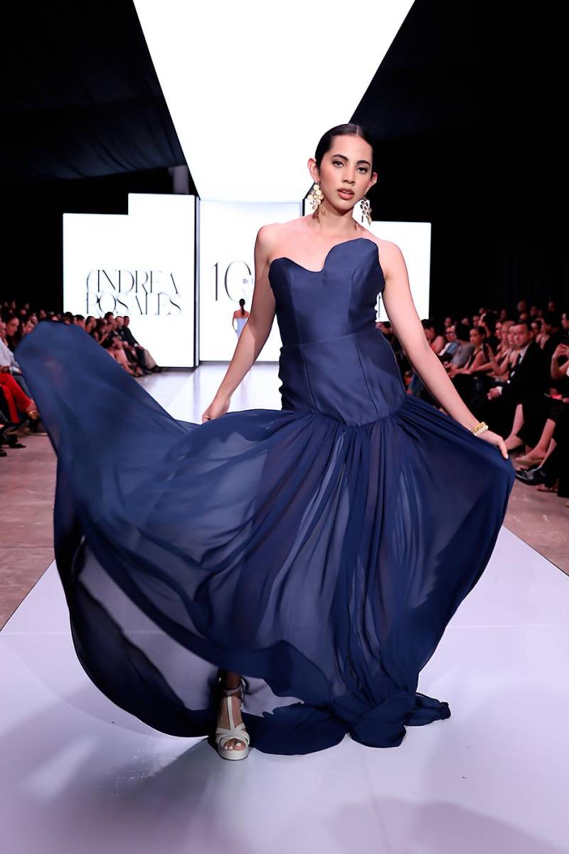 Vestido largo con escote asimétrico y varillas en busto y espalda, fusionando crepé de novia en la parte superior y chiffon azul oscuro en la falda, un balance entre estructura y fluidez.