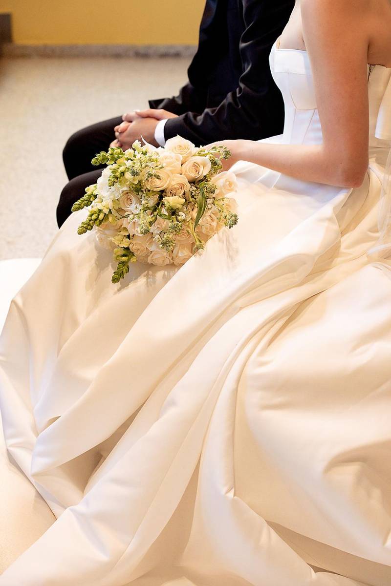 Con sus manos entrelazados los novios escucharon atentos los mensajes por su matrimonio