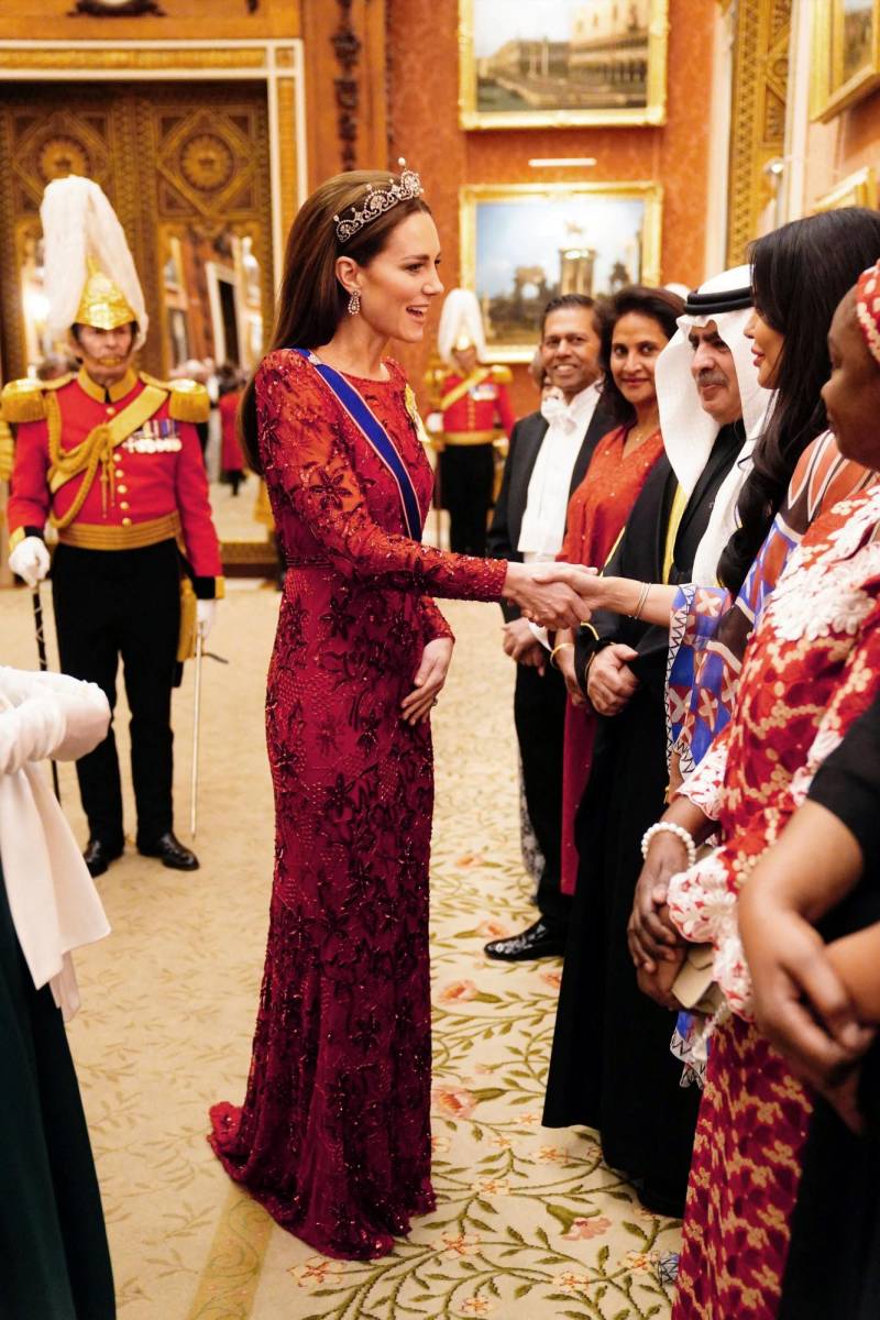 Kate Middleton lució un diseño rojo de transparencias y bordado con lentejuelas de Jenny Packham, en el que destacaba la Real Orden Victoriana.
