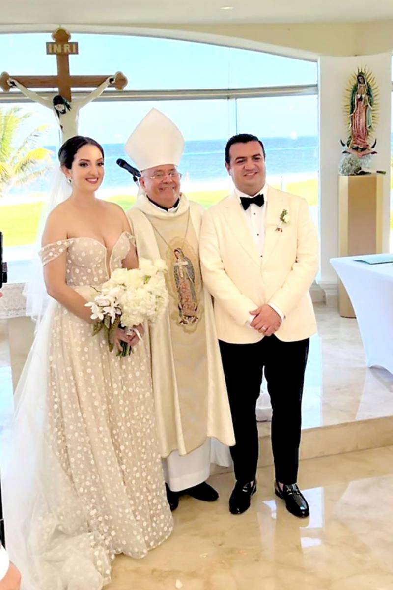 La novia Daniela Amador, el sacerdote José Canales y Erick Juárez.
