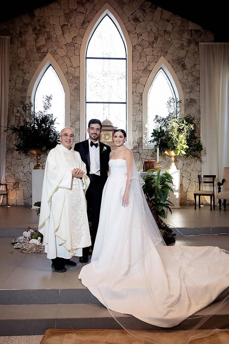 Los novios acompañados del sacerdote Andrés Porcel