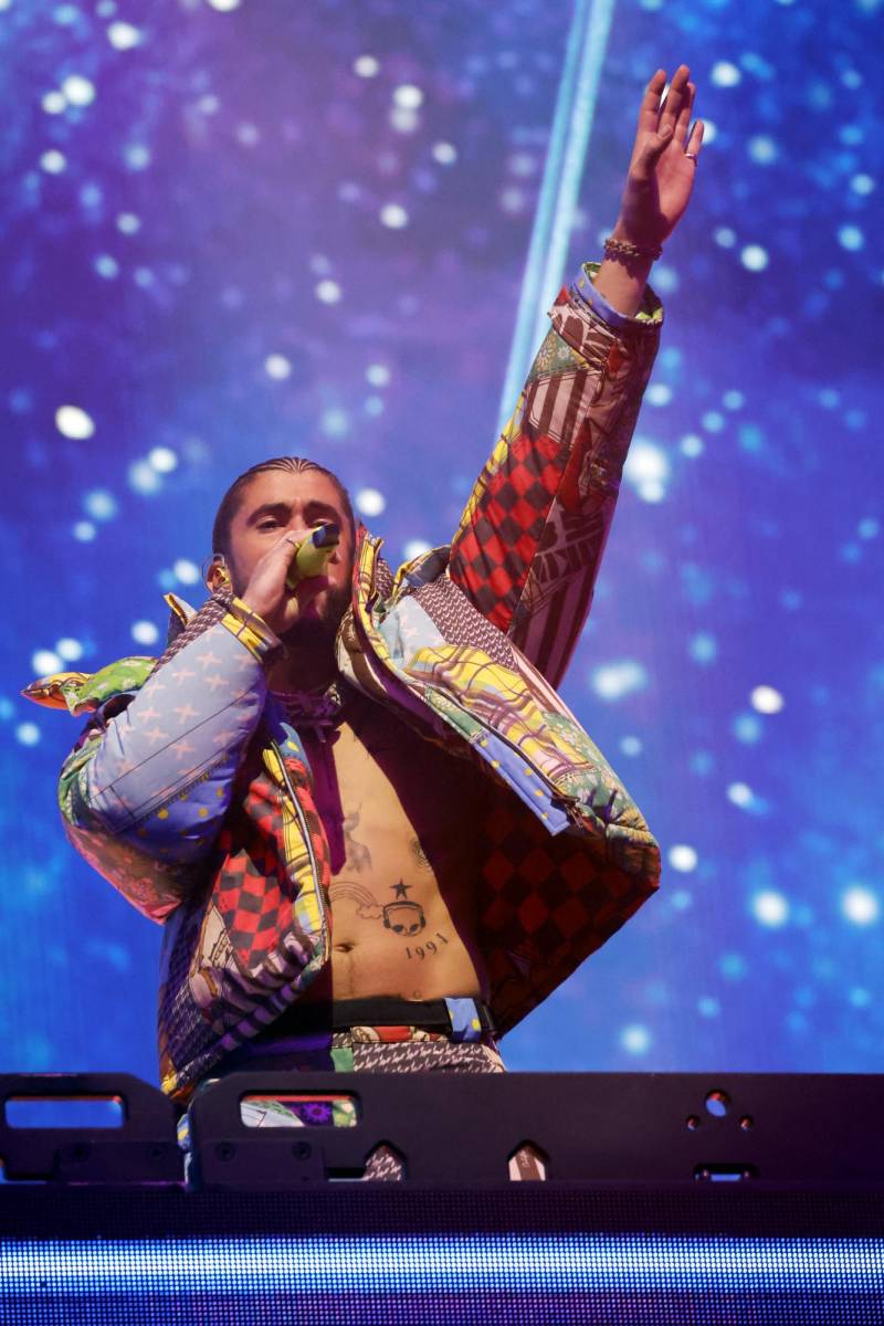 Bad Bunny lució un outfit afín al estilo que ha elegido para el <b>World’s Hottest Tour</b>, en el que vistió sets coloridos y relajados