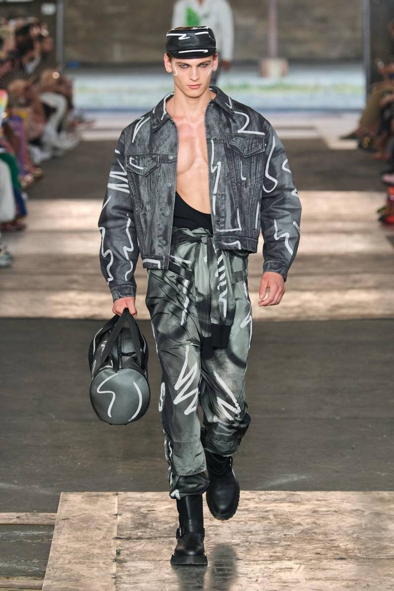 Moschino presenta colección masculina Primavera-Verano 2023