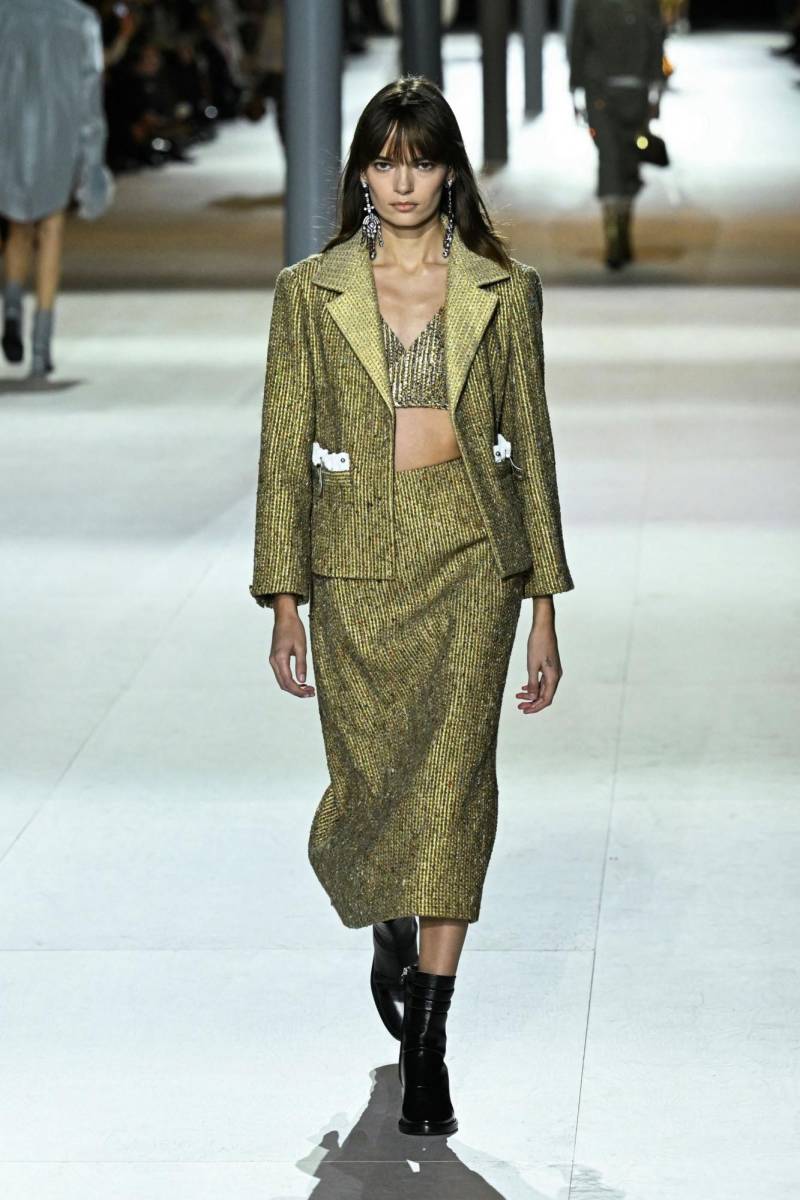 El look invernal de Louis Vuitton incluye faldas midi que se llevan con crop tops a tono y se complementan con blazers de solapa ancha