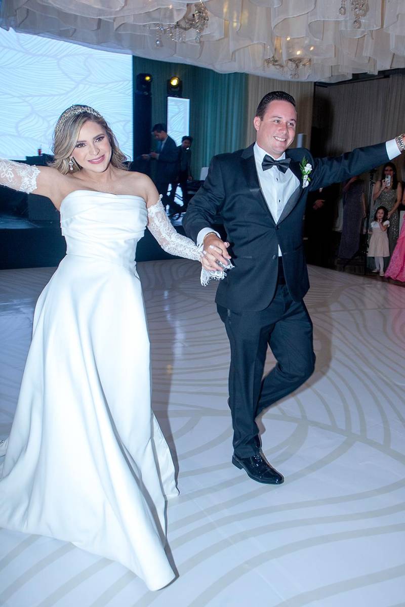 Annie Núñez y su amado esposo Dalton Barrosse al hacer la entrada a la recepción.