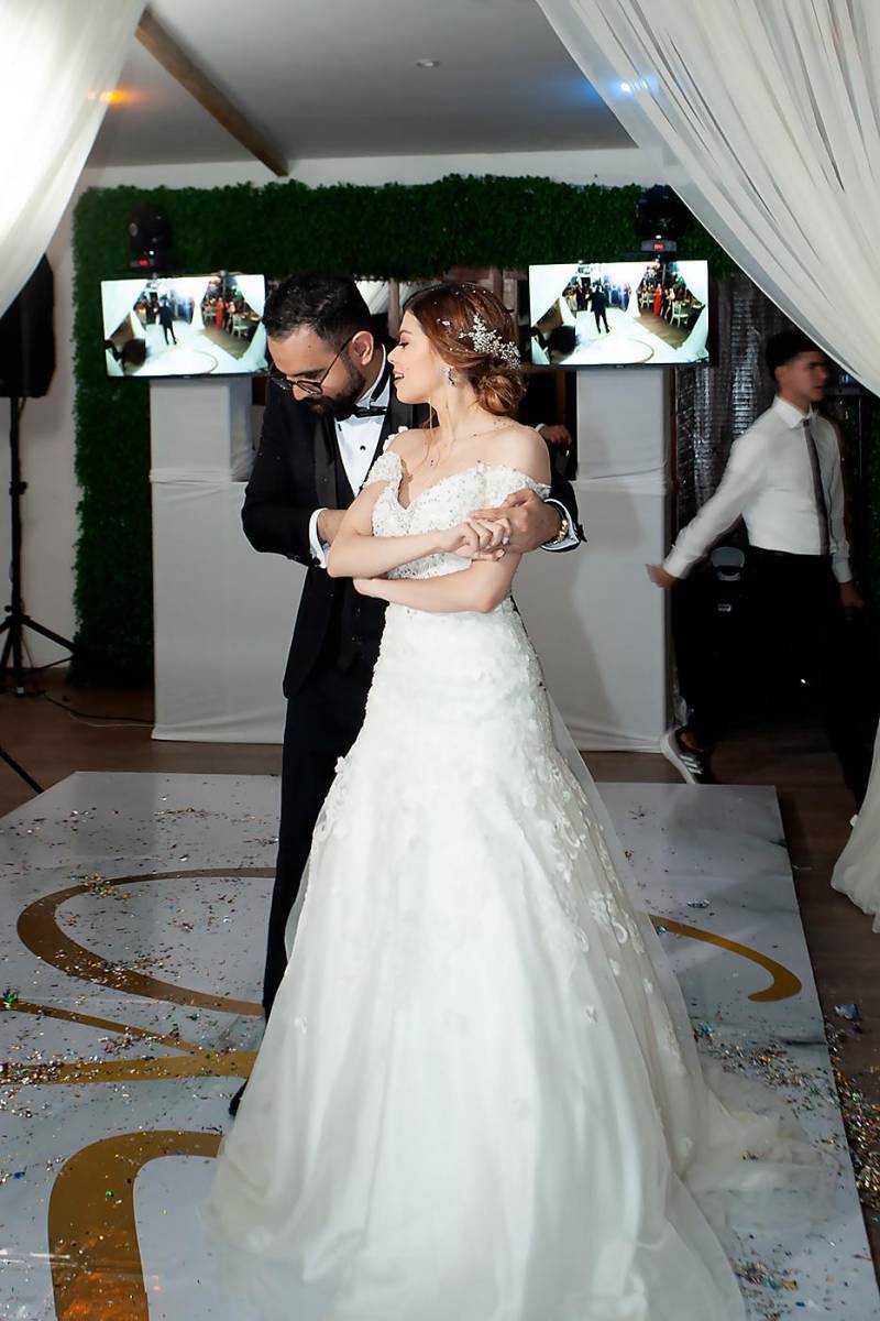 Los recién casados bailan mientras suena su canción favorita.