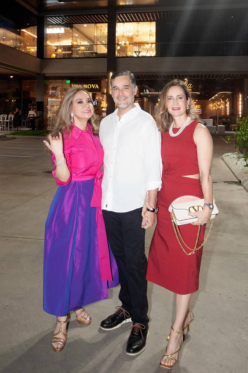 Laura Blanco con Sergio y Yanira Bendaña.