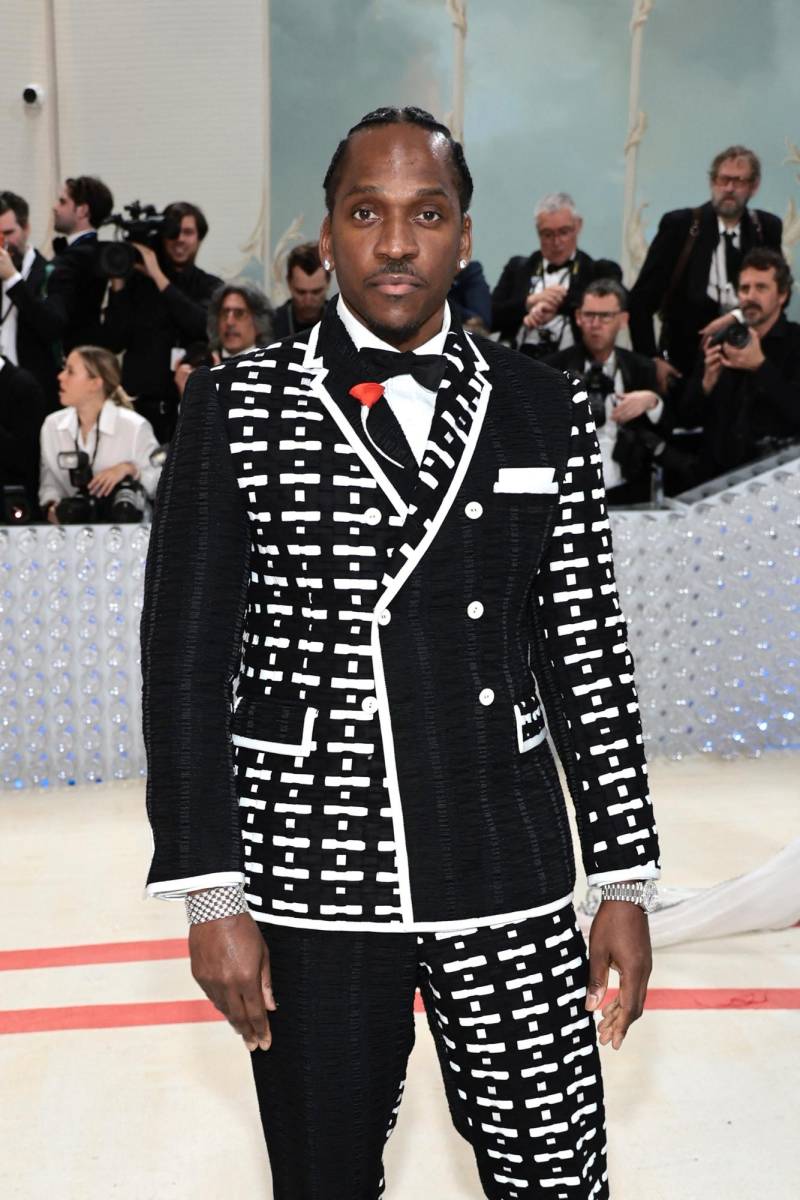  Pusha T en un pant suit con detalles geométricos en blanco y negro, el común denominador de la gala
