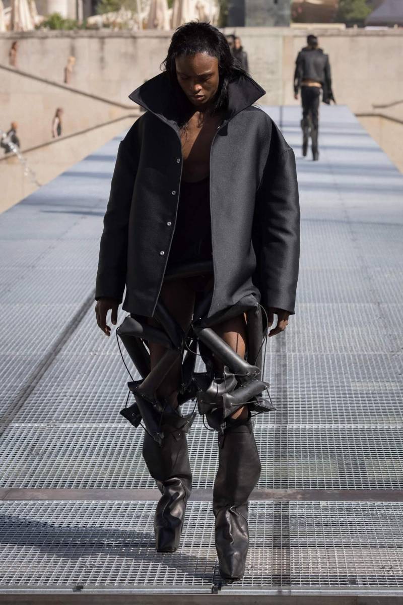 Capas oscuras de poliéster, pantalones con tubos de caucho, botas enormes para bajar una serie de escaleras, pestañas postizas elongadas... Cada elemento reforzó la temática del caluroso ambiente como un desafío. 