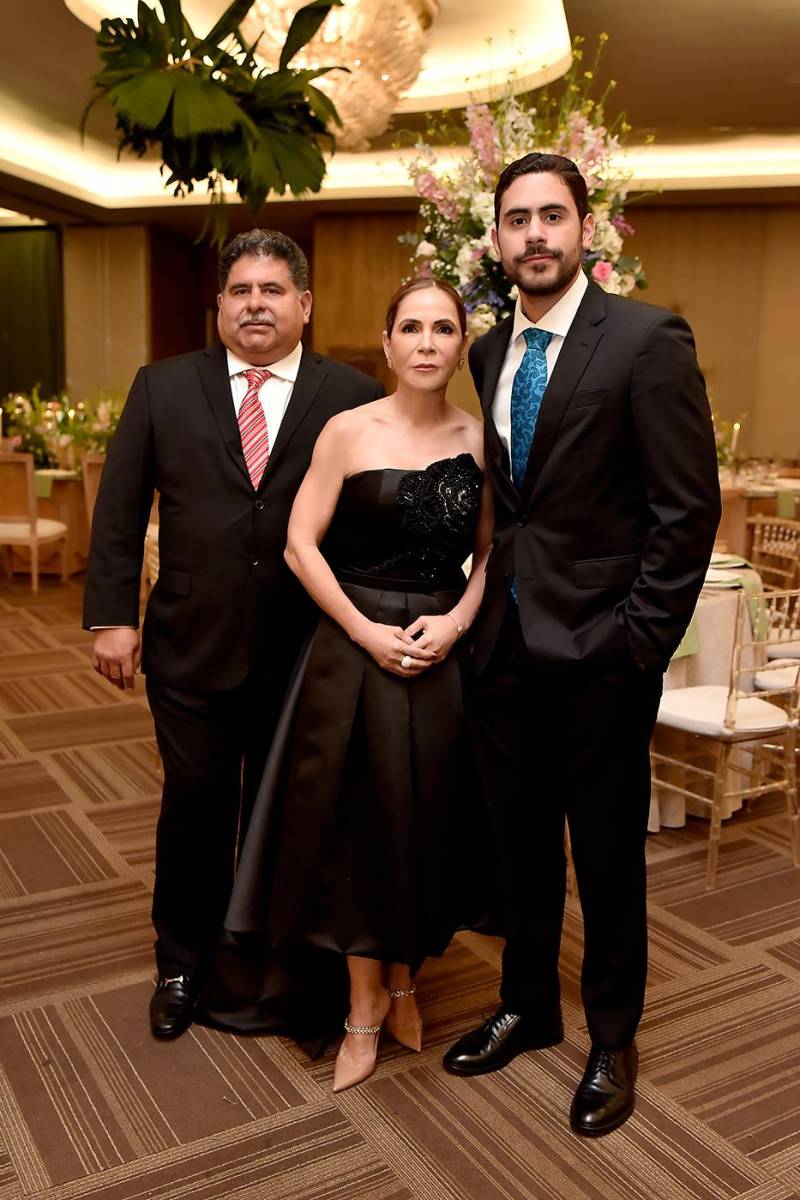 Pablo y Juan Pablo Lardizábal y Karla Puerto de Lardizábal.