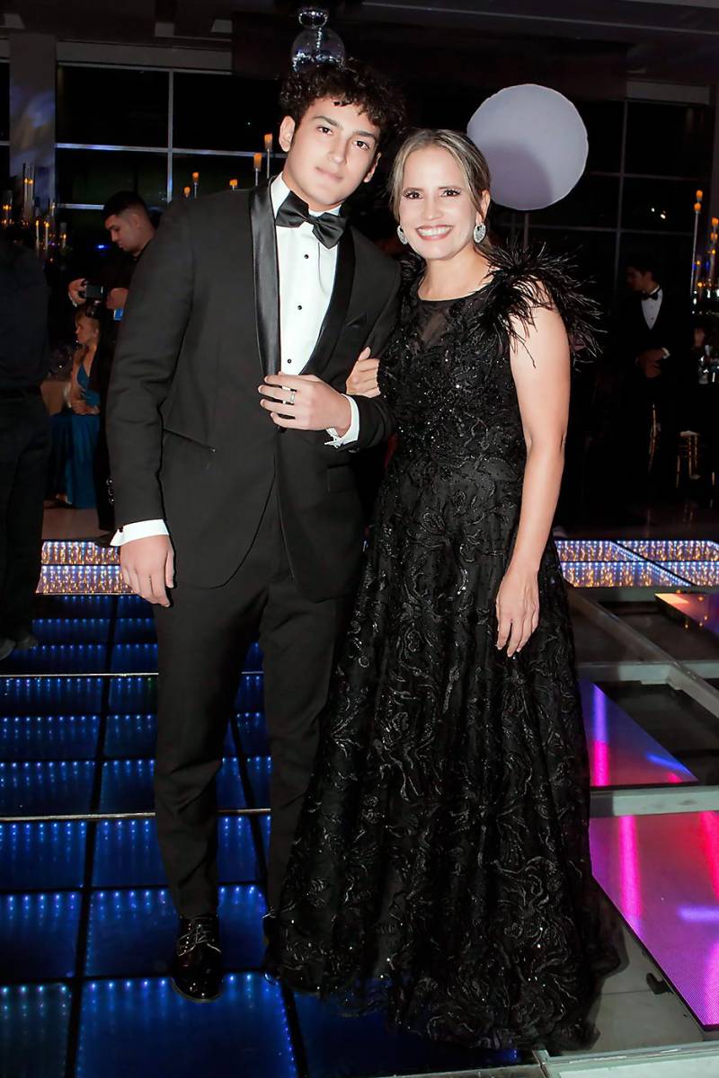 Alvar Santiago y su madre Sandra Maldonado.
