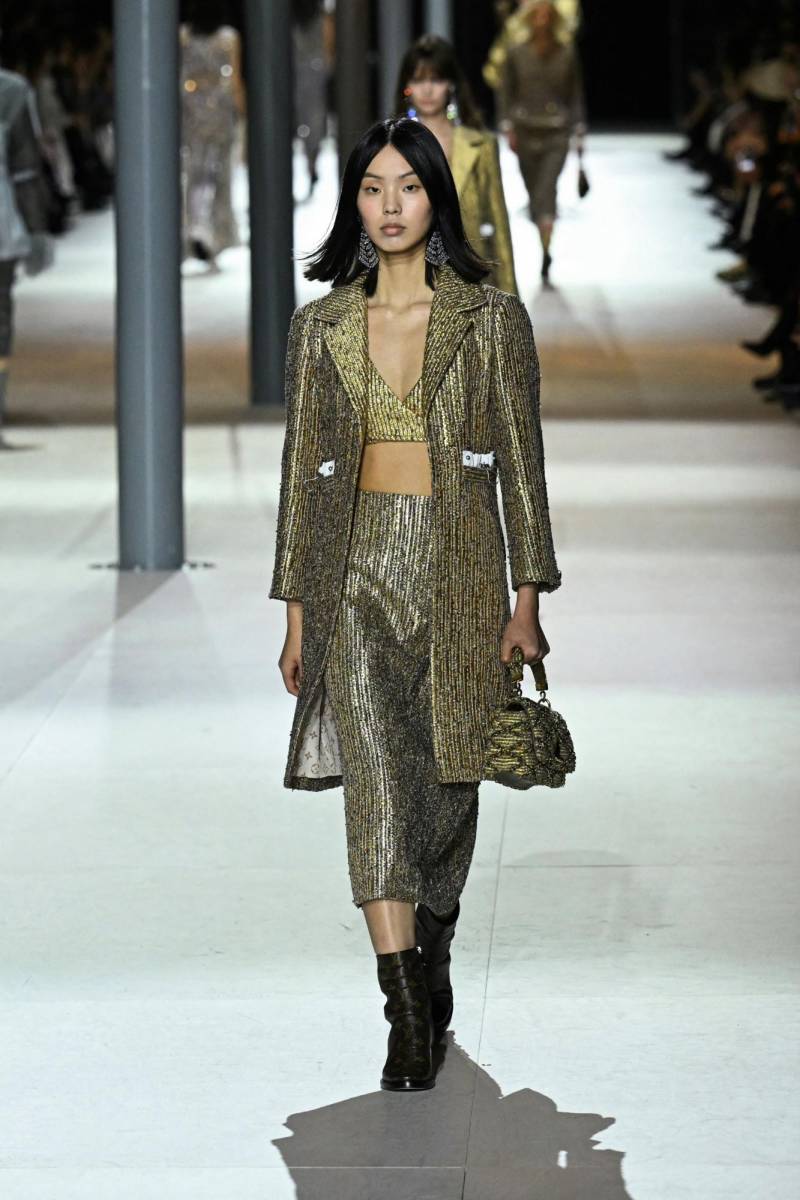 Los looks futuristas y llamativos abrieron paso a looks metalizados de faldas y blazers largos