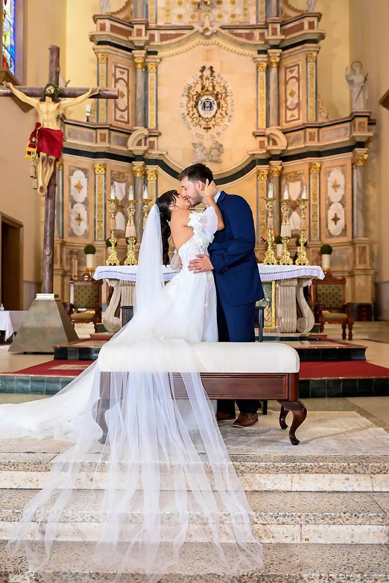 La ceremonia culminó con el beso de los nuevos esposos y la bendición 