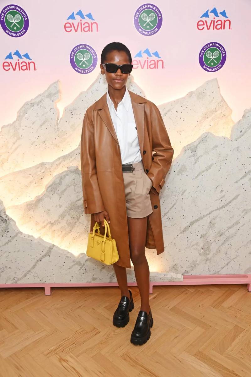 La fusión perfecta de los colores: café, blanco y negro, así llego Letitia Wright