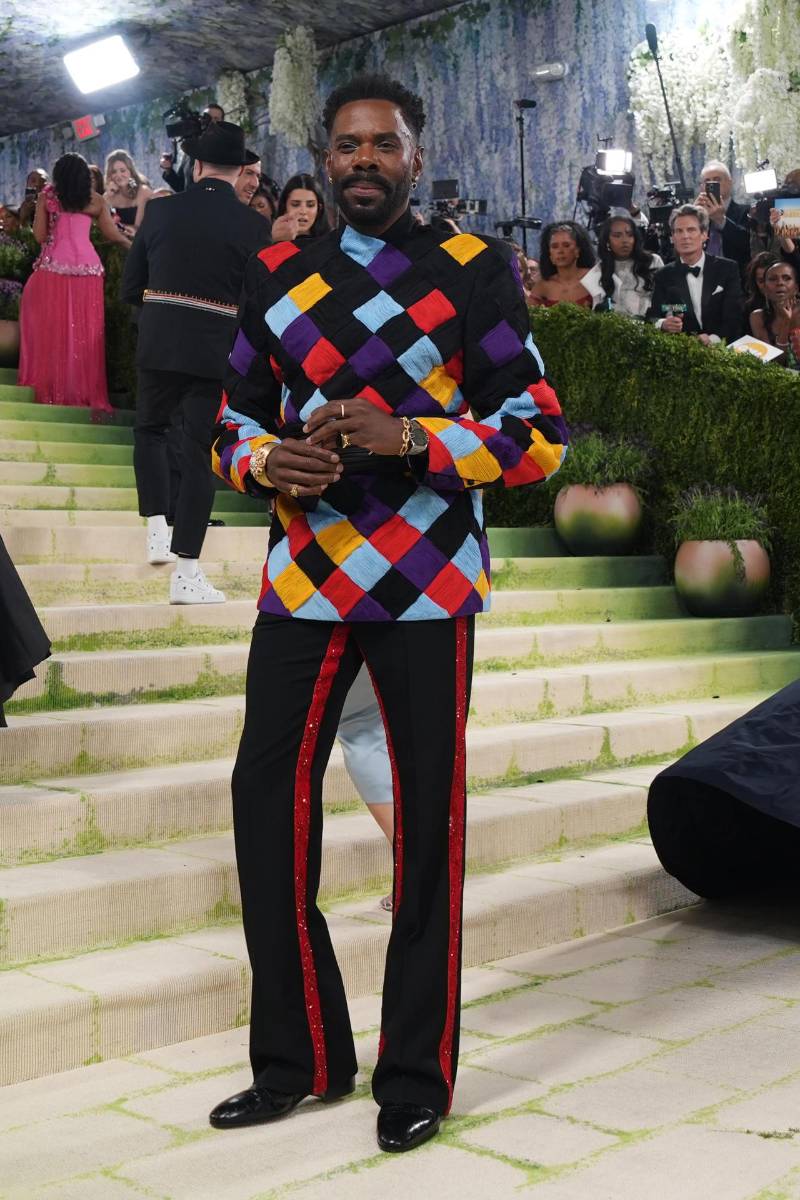 El actor estadounidense Colman Domingo usó una chaqueta estructurada con hombros poderosos y largo hasta la cadera inferior, que destaca por un diseño geométrico que recuerda al uniforme del harlequín por el juego de colores y texturas que propone by Valentino.
