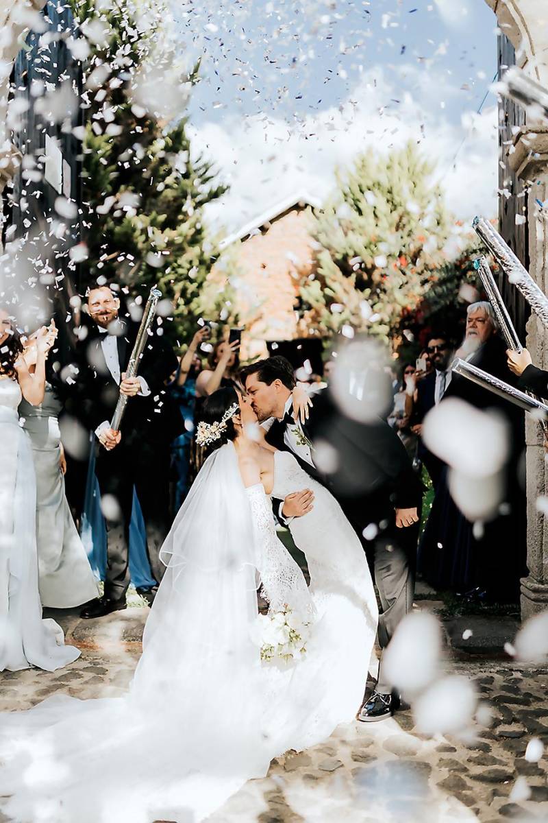 Hermosa escena de los recién casados