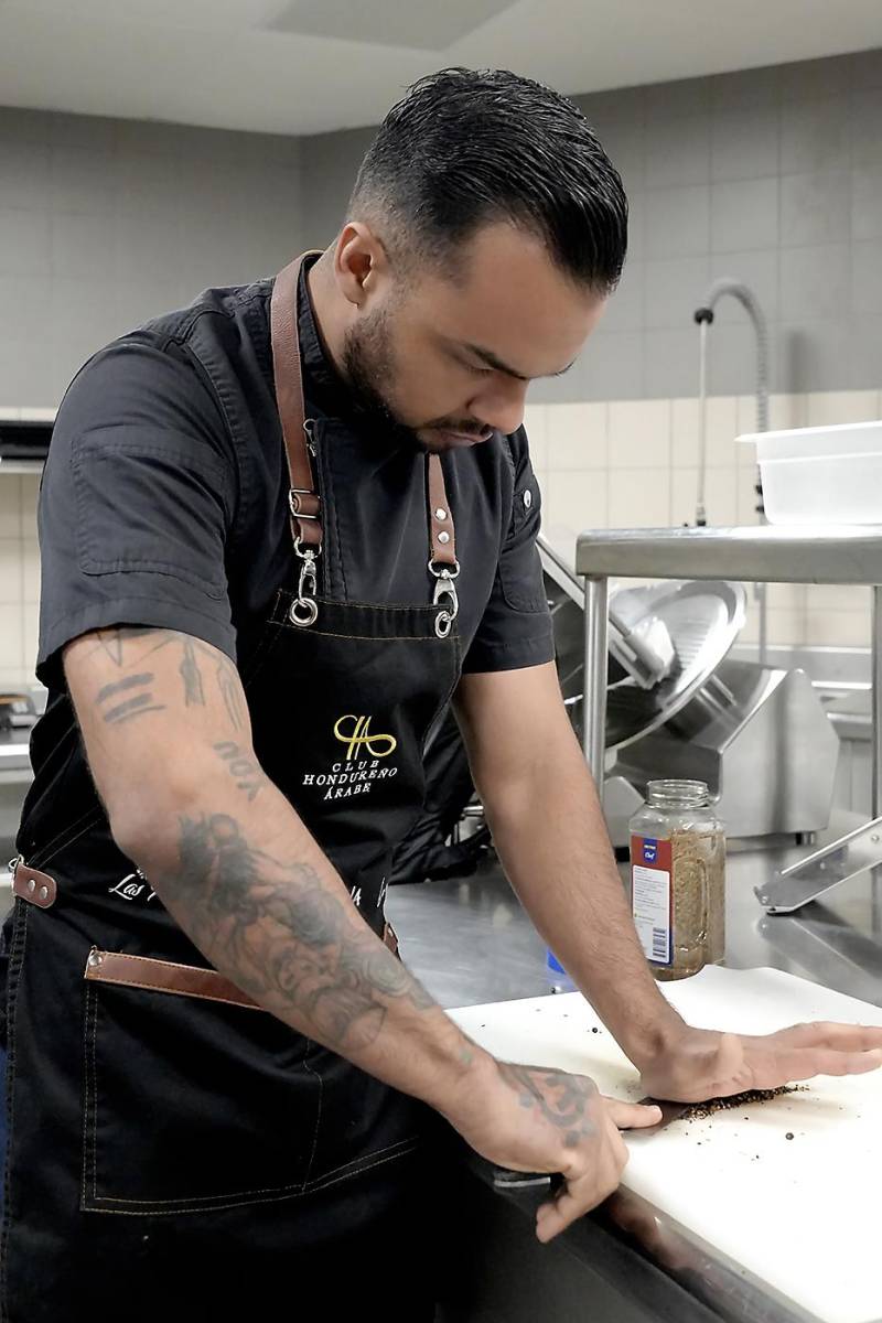 El chef Carlos Espinal lidera a cargo de la cena de gala en la que el príncipe Alberto II de Mónaco es uno de los invitados de honor 