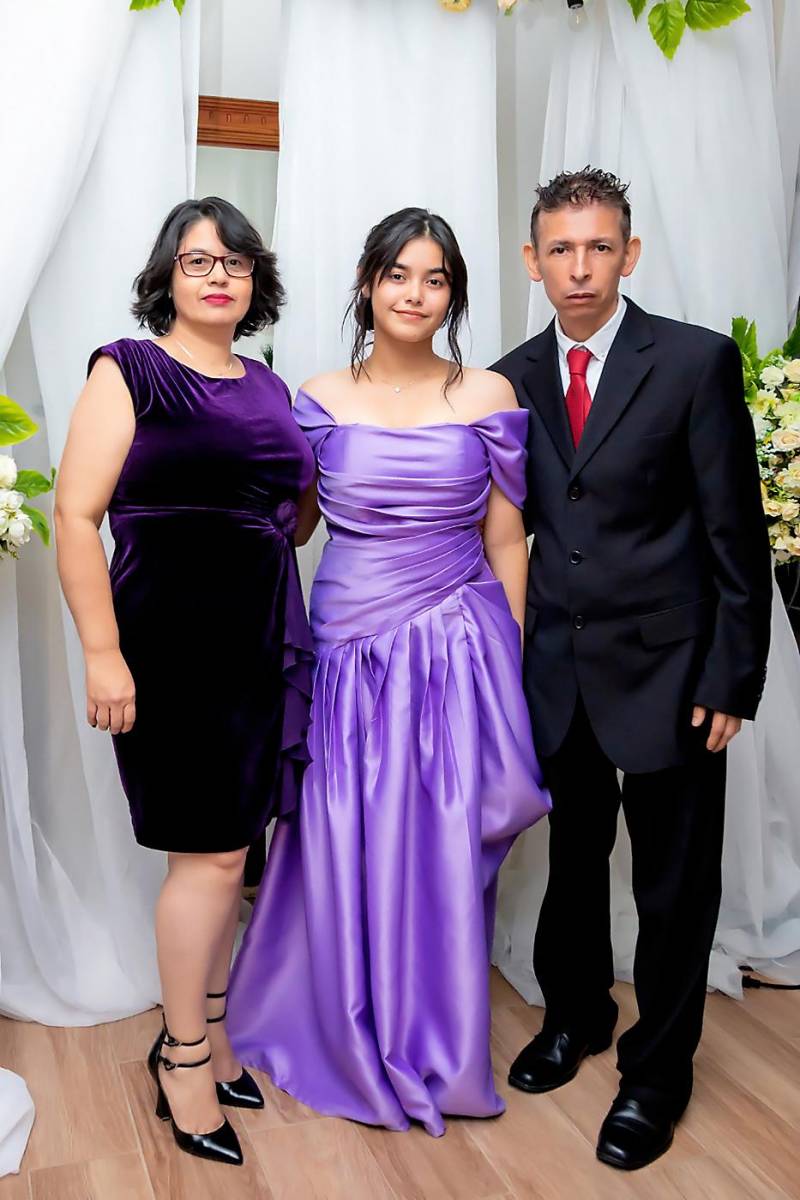 Mercedes Izaguirre, Zoe Ramos y Arlen Urquia.