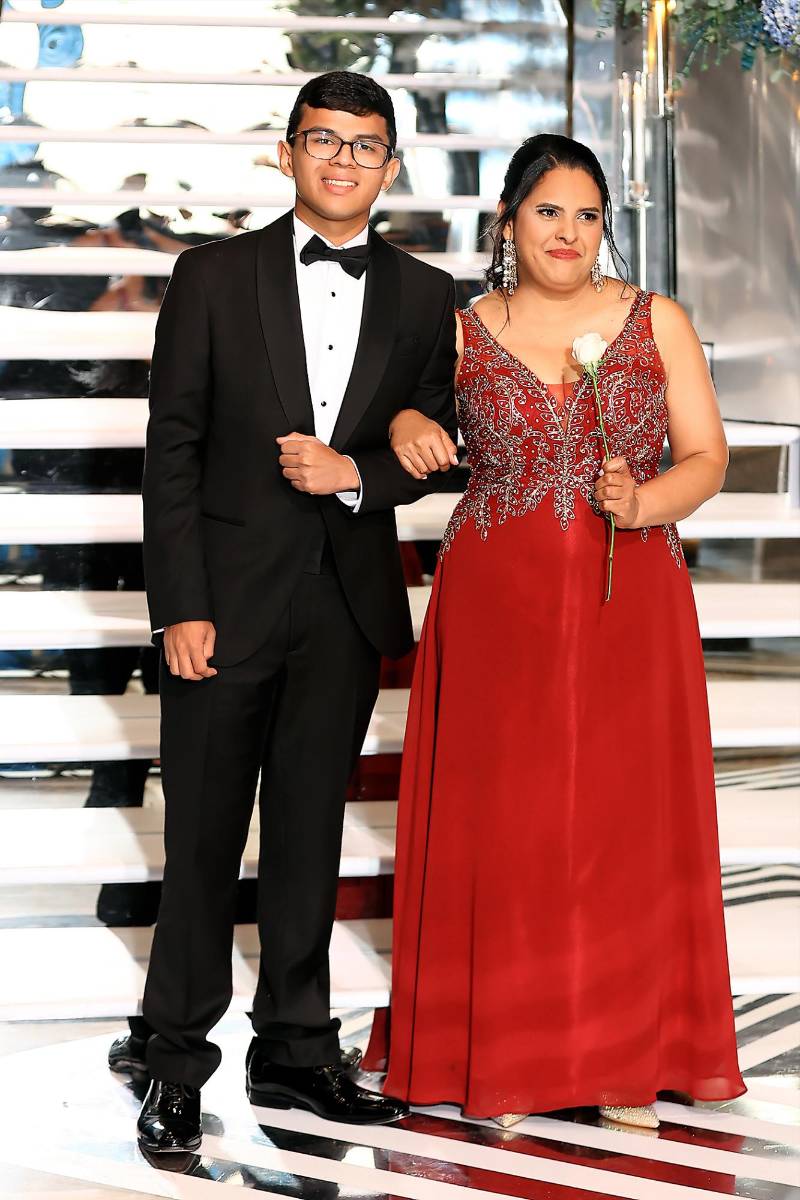 Gerson Levi Sagastume Medina con su madre Karla Medina de Sagastume 