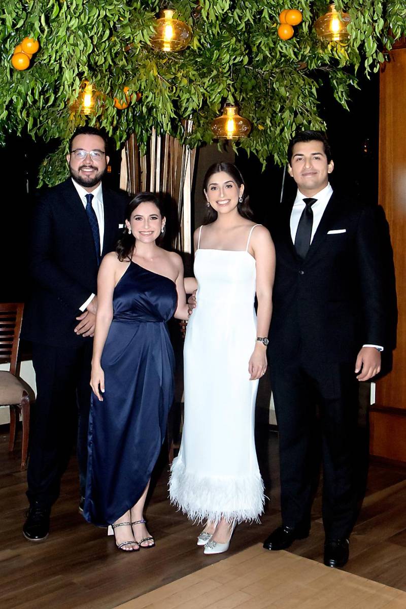 Francisco García y Ana Soto, testigos de la boda civil, con los novios Alejandra Bográn y Diego Sikaffy. 