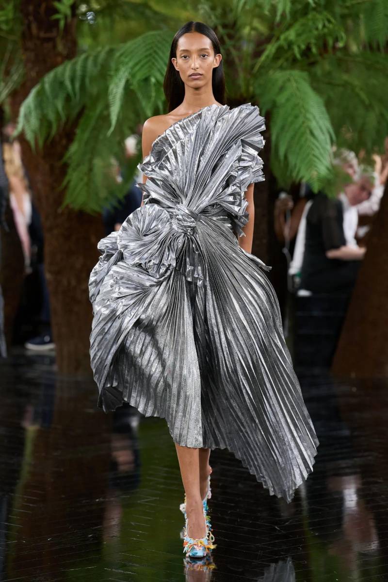 La influencia de las esculturas de látex vertido y las pinturas de cera de Benglis pudo apreciarse en las piezas confeccionadas con acabados metálicos, tweeds (lana escocesa) luminosos y fábricas manipuladas para verse deliberadamente arrugadas.