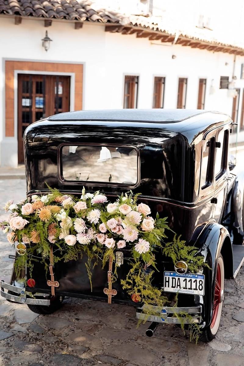 A bordo de un auto antiguo, la radiante novia se trasladó a la iglesia La Merced, una de las más antiguas de Honduras , que posiblemente se comenzó a construir a mediados del siglo XV