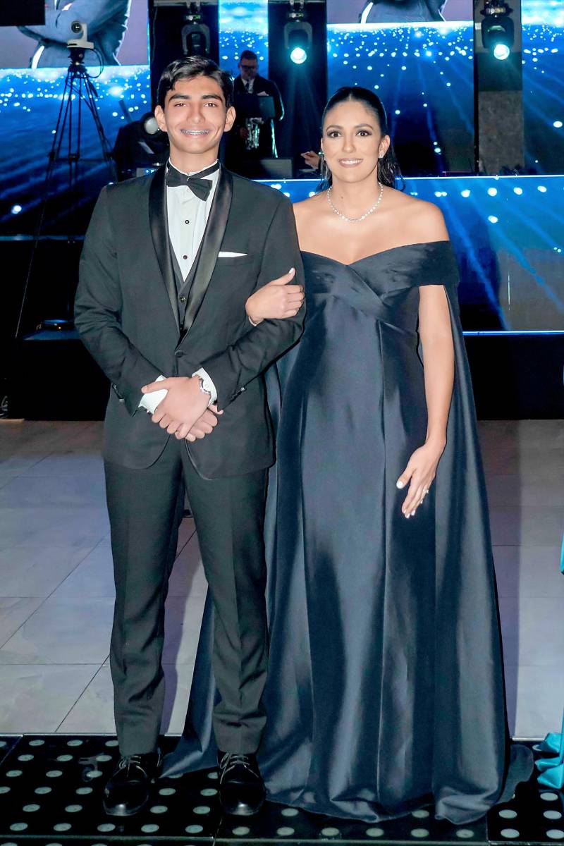 Carlos Tosta y su madre.