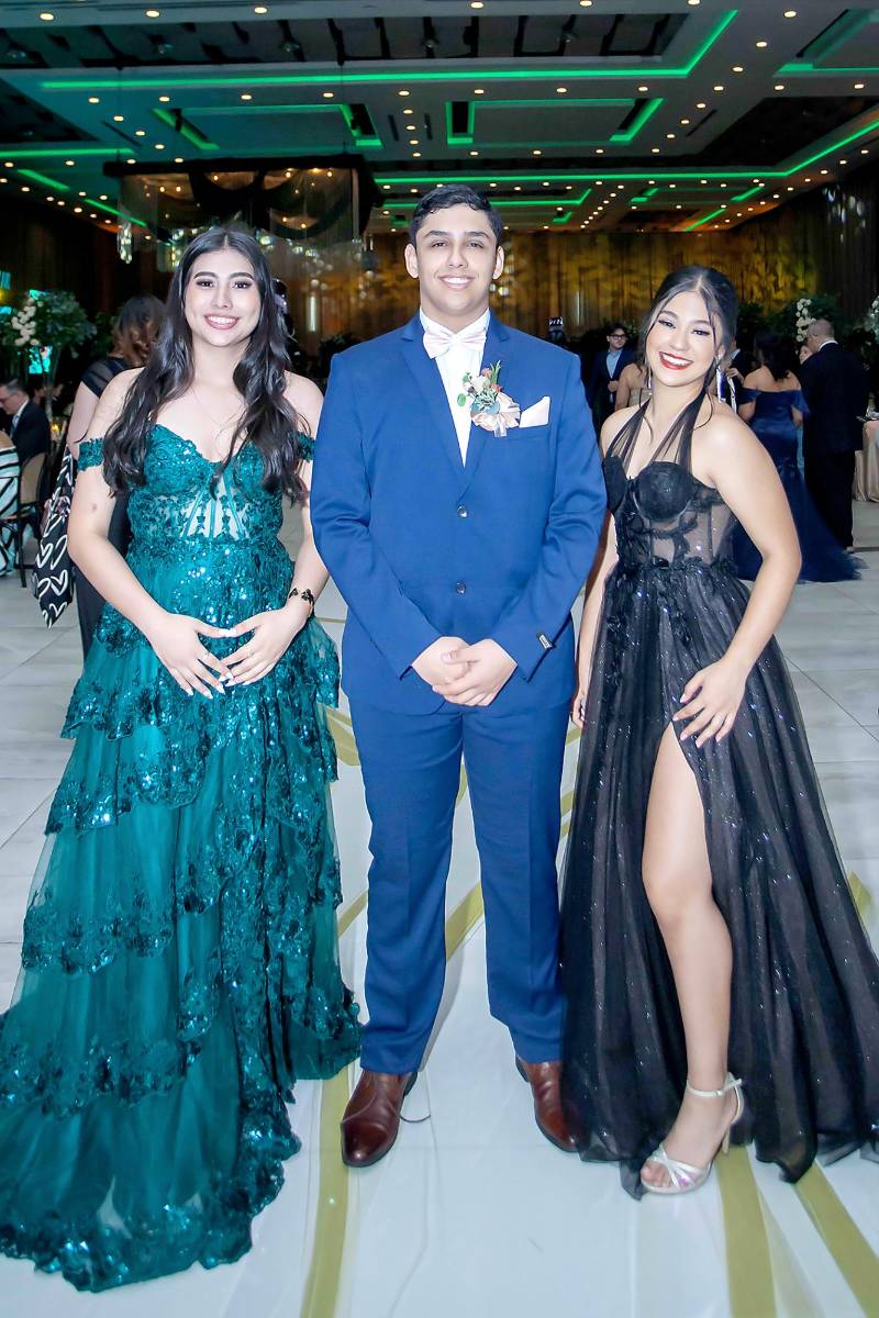 Miriam Robles, Alen Urbina y Carmen Linares. 