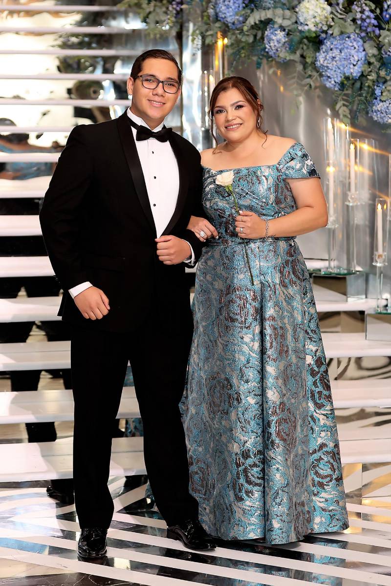 Ángel Gabriel García Valladares con su madre Lourdes 