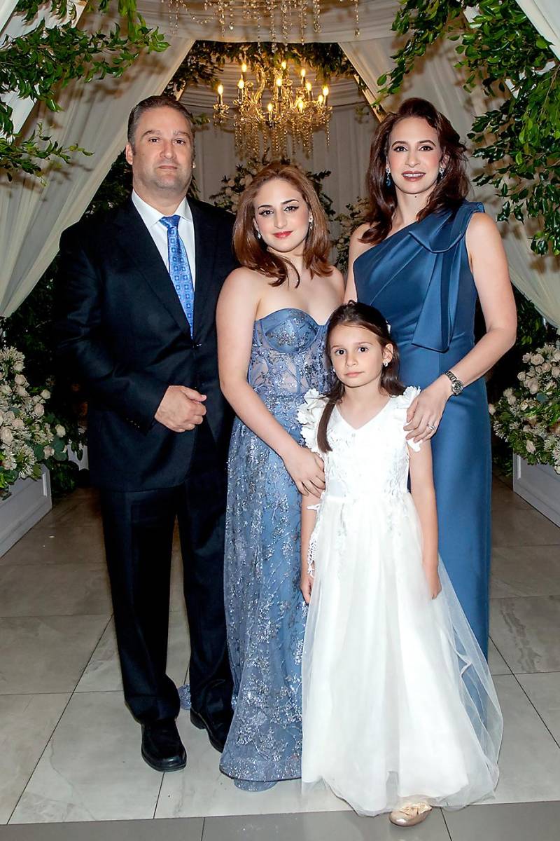 Rommel y Mariadel Fuschich con sus hija María Adel y Katherine
