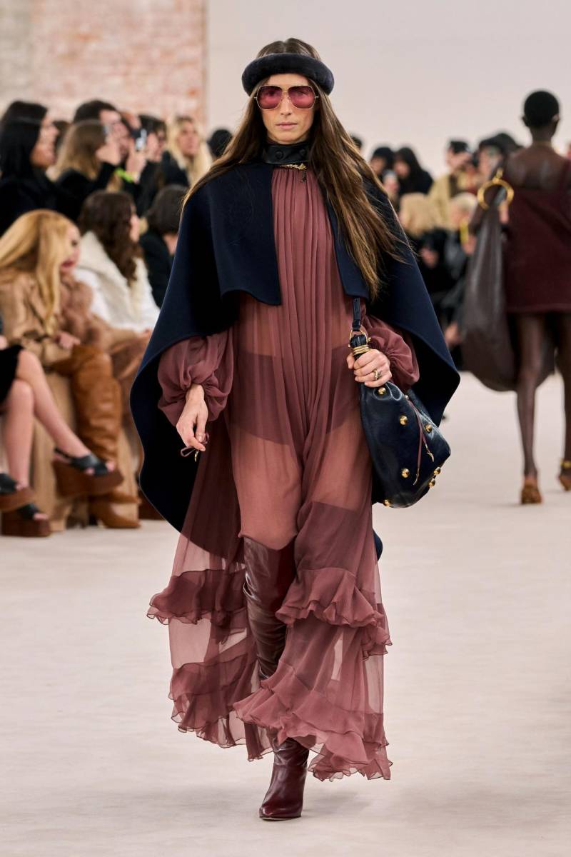 Las grandes casas de moda como Chloé, Isabel Marant y Etro han sido abanderadas de esta estética, pero en las últimas temporadas, muchas otras marcas se han unido al movimiento boho chic, reinterpretando el estilo con un enfoque moderno y minimalista. 