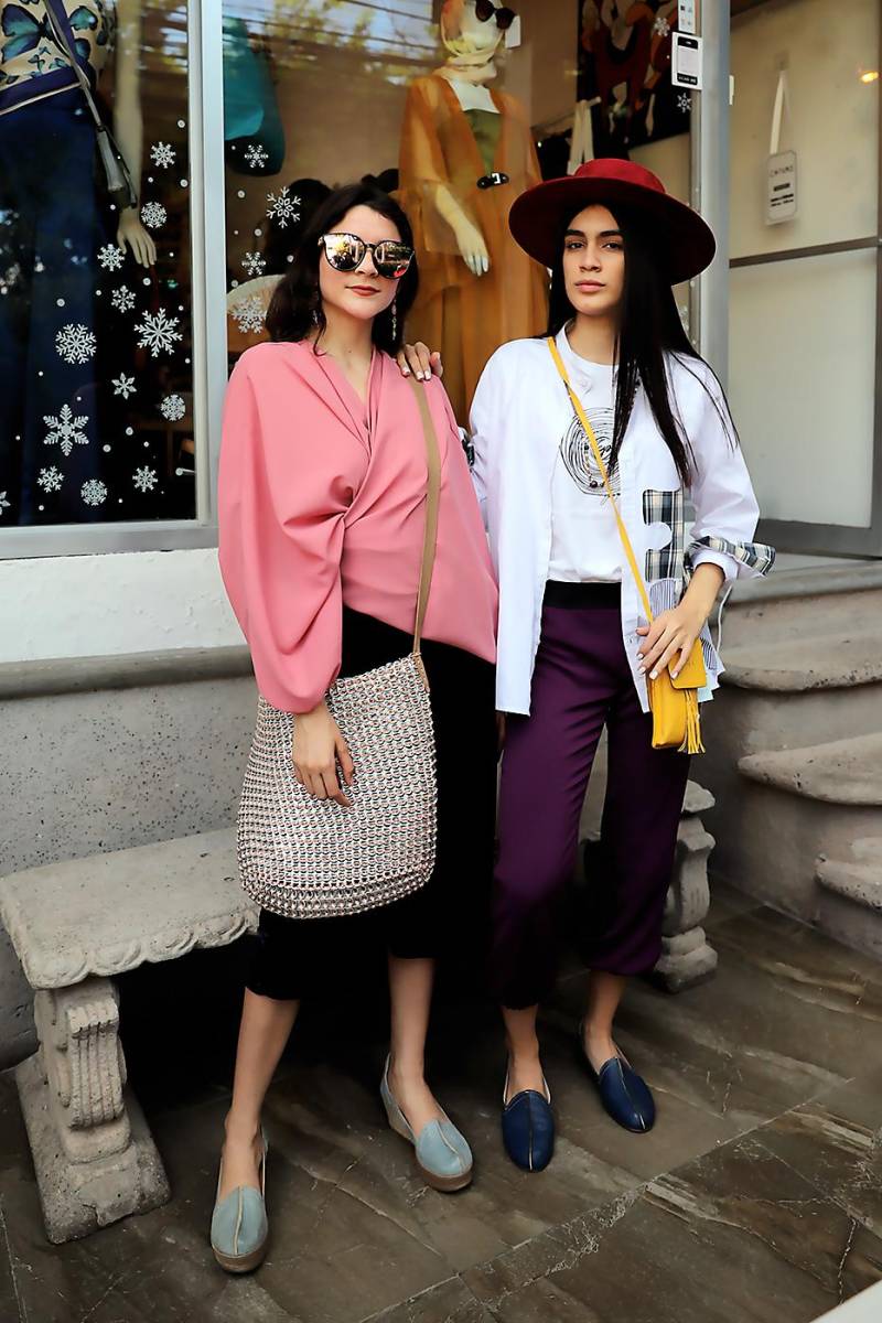 Brenda Arguedes y Paola Cabrera modelaron diversas prendas de los diseñadores que acoge Canvas durante el coctel presentado por Casa del Ron, Undurraga, The Cream Company, Sula y Bungalow Cocktails