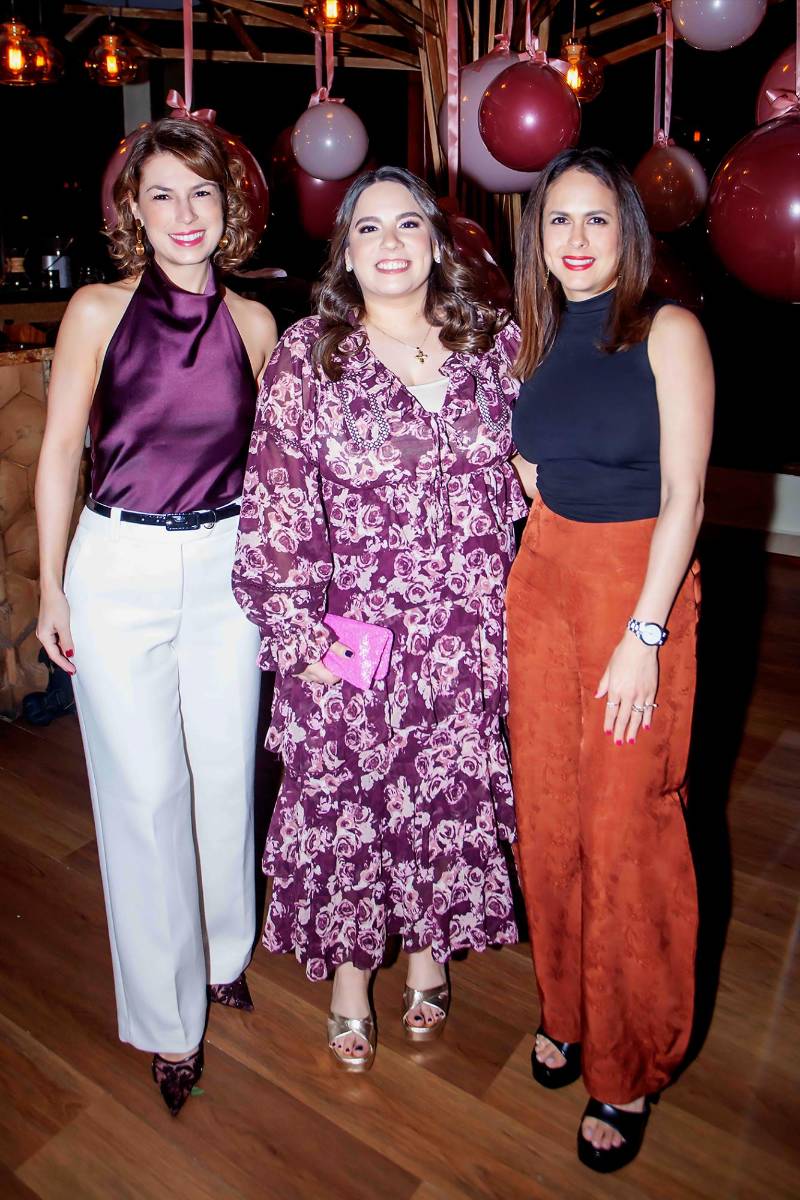 Sonja Karow, Dominique Marinakys y Alejandra Handal