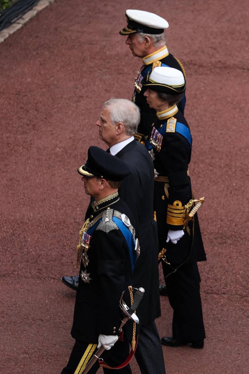 El rey Carlos III con sus hermanos: Ana, Andrés y Eduardo caminan detrás del ataúd de su madre mientras ingresan al castillo Windsor (Photo by ADRIAN DENNIS / POOL / AFP)