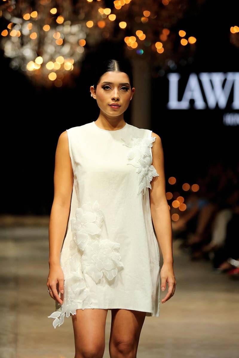 Mini dress de silueta holgada con aplicaciones florales, con un claro espíritu romántico y femenino.