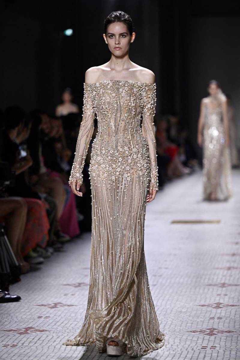 Modernos vestidos de princesa adornados con delicados bordados y hombros al desnudo reflejan la esencual femenina y atemporal de la firma
