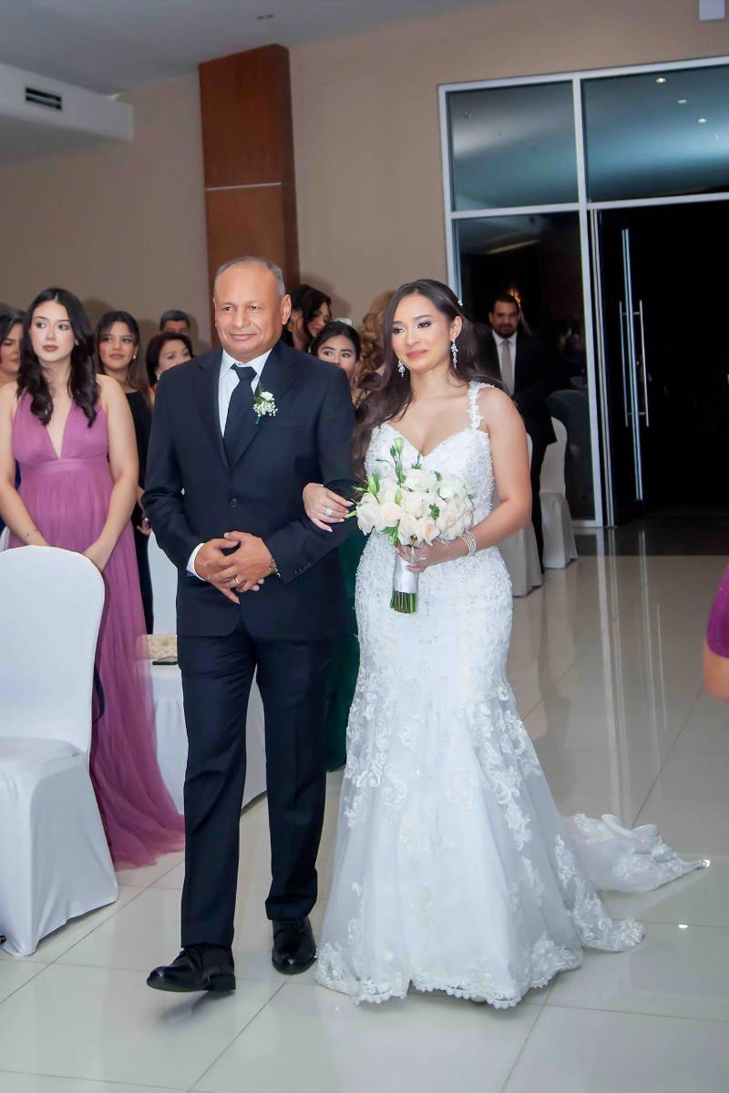 Francisco Sánchez y su hija Bessy, caminan hacia el altar para encontrarse ella con su futuro esposo