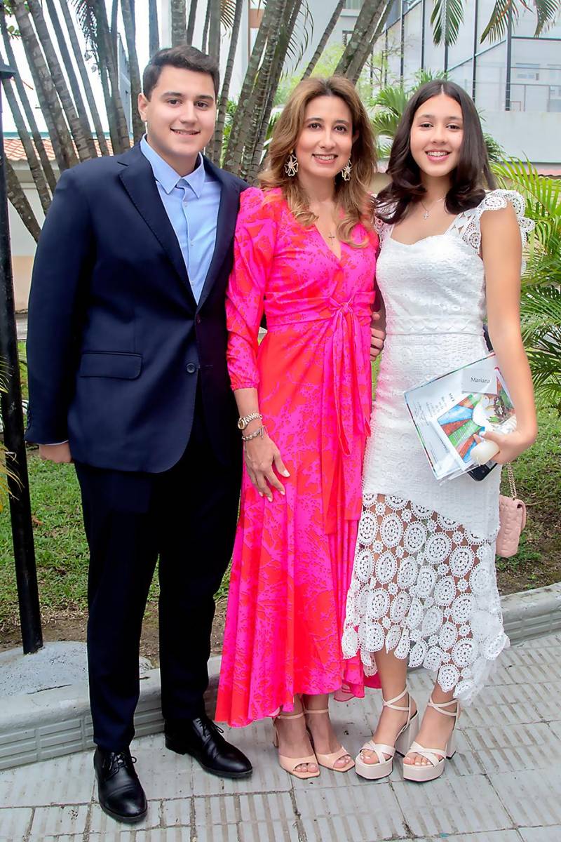 José Eduardo Tinoco, Emely Brandel y Mariana Tinoco.