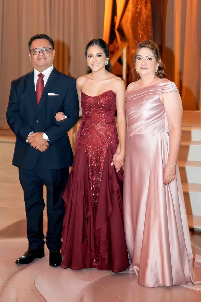 Alessandra Marcela Zúniga López con sus padres Julio Zúniga y Mileydi López. 
