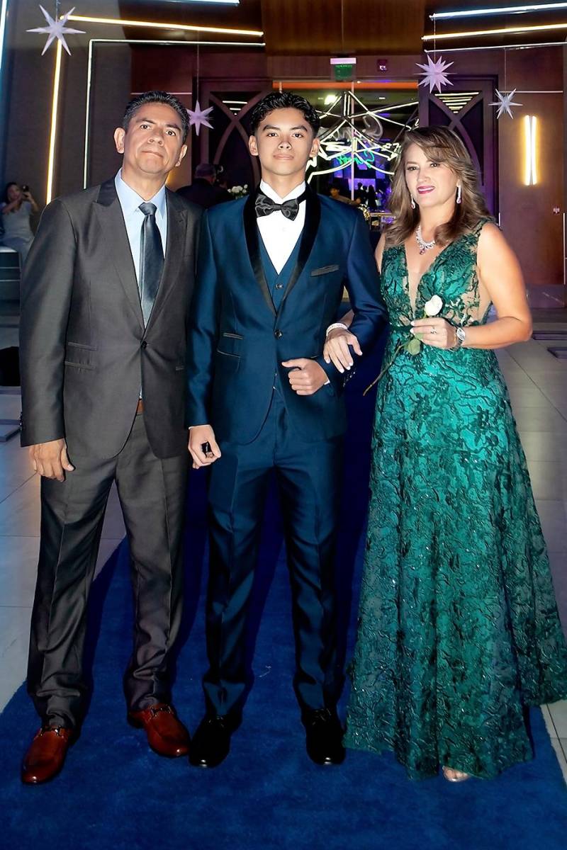  Gustavo Burgos, su hijo Ángel y Laura Perdomo