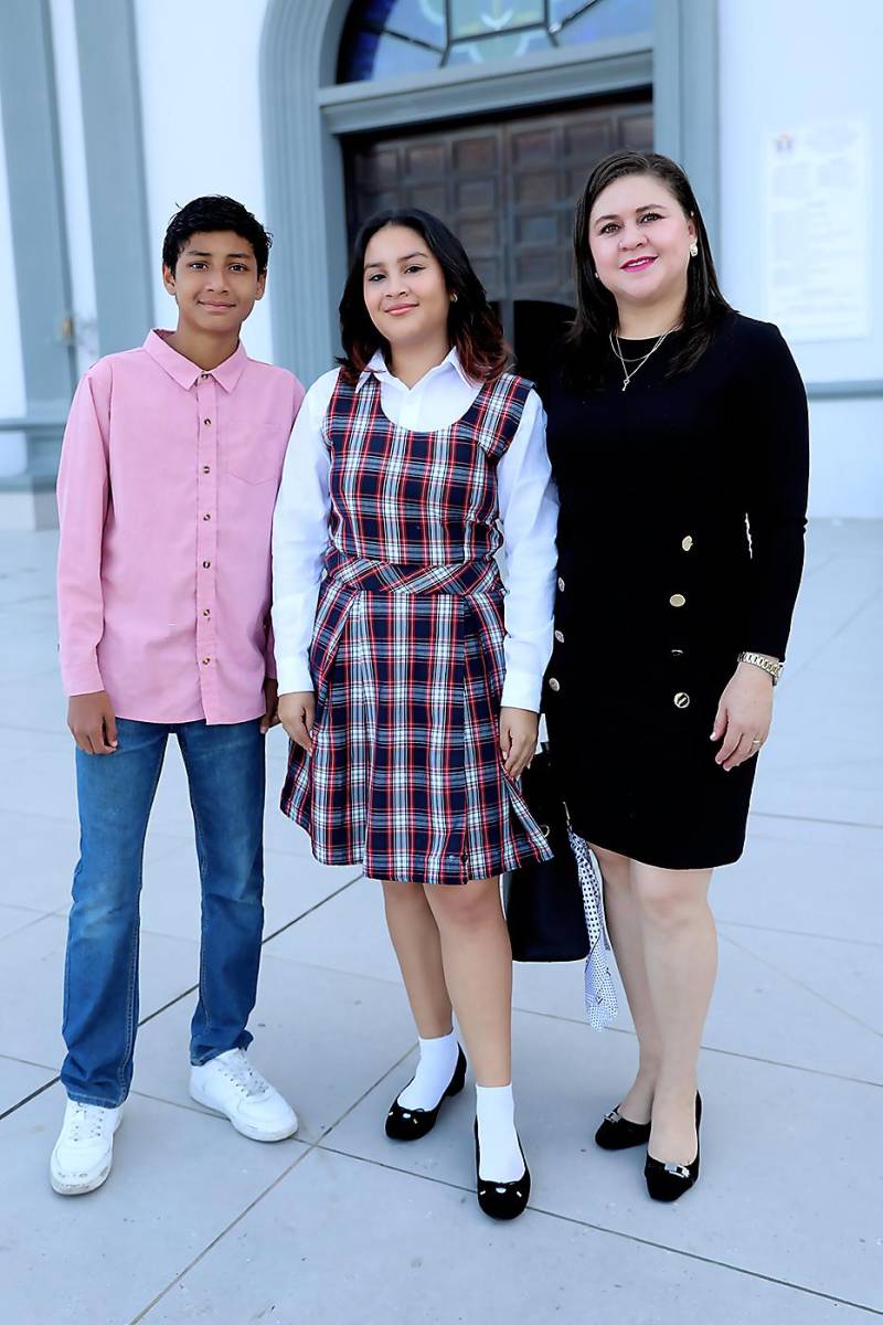 David y Génesis Gómez con su madre, Gladys Ferrera